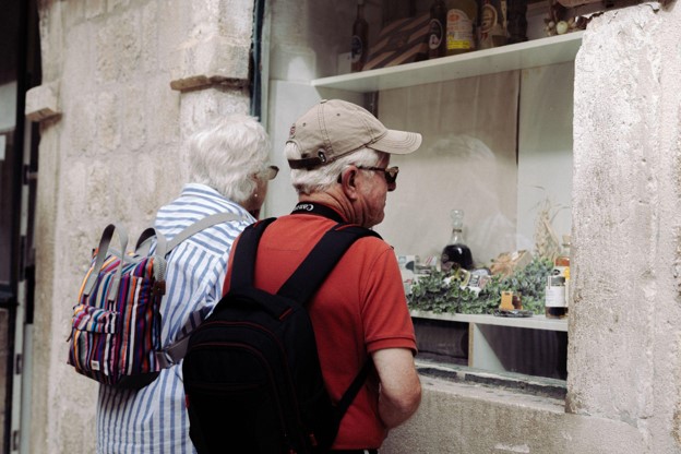 https://www.pexels.com/photo/senior-tourists-shopping-in-croation-street-market-32885707/